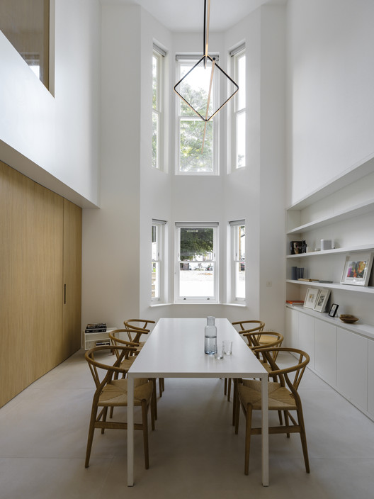 Primrose Hill House / Studio Carver - Interior Photography, Dining room, Shelving, Chair